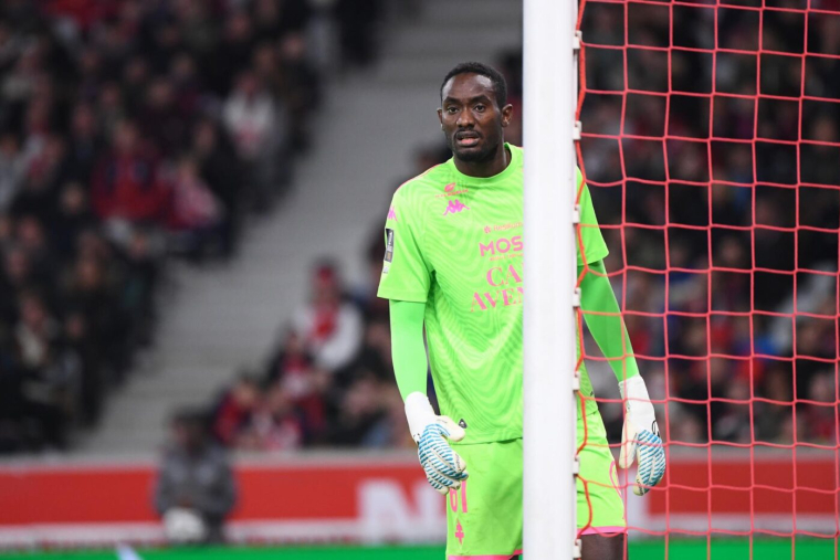 Les nouvelles sont rassurantes pour Pape Sy, sorti sur civière à Lille