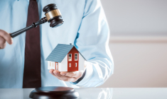 Le commissaire-priseur orchestre la vente : il prend les enchères de la salle autant que celles émises par téléphone ou internet. (© Fotolia)