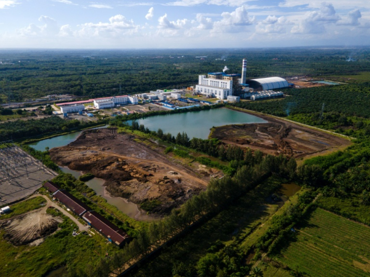 Vue aérienne d'une centrale à charbon à Nagan Raya, sur la côte ouest de la province d'Aceh, le 20 mai 2025 en Indonésie ( AFP / CHAIDEER MAHYUDDIN )