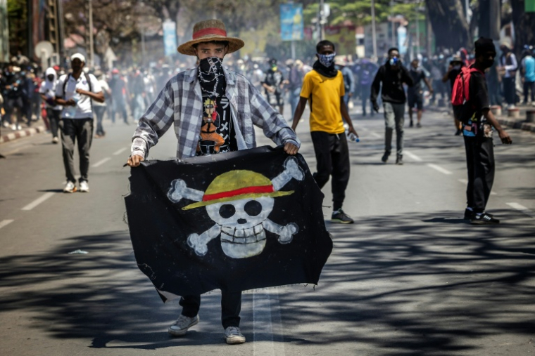 Un étudiant arbore le drapeau pirate du manga One Piece lors d'une manifestation à Antananarivo à Madagascar, le 9 octobre 2025 ( AFP / Luis TATO )