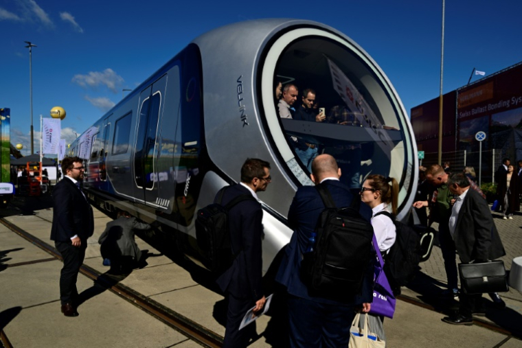 Un train régional Vellink, dont le nez ressemble à un hublot ou à un aquarium, du constructeur ferroviaire chinois CRRC est exposé au salon Innotrans de Berlin, le 22 septembre 2026 ( AFP / John MACDOUGALL )