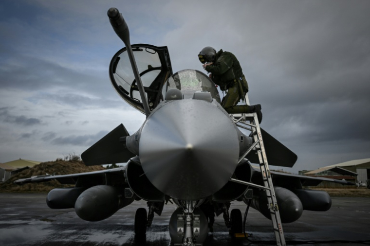 Un pilote monte à bord de son avion Rafale sur la base aérienne de Cazaux, dans le sud-ouest de la France, le 29 janvier 2026, lors de l'exercice TOPAZE ( AFP / Philippe LOPEZ )