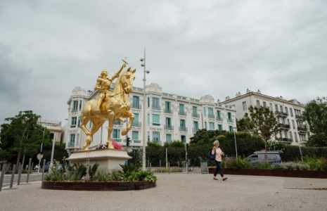 Cette statue équestre de Jeanne d'Arc, photographiée le 2 juin 2025 à Nice, a été réalisée par l'atelier Missor sans mise en concurrence dans ce marché public ( AFP / Frederic DIDES )