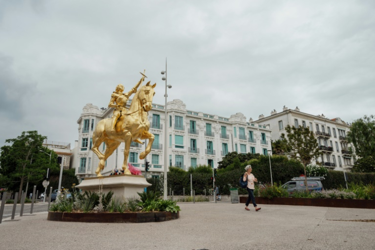Cette statue équestre de Jeanne d'Arc, photographiée le 2 juin 2025 à Nice, a été réalisée par l'atelier Missor sans mise en concurrence dans ce marché public ( AFP / Frederic DIDES )