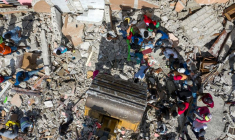 HAÏTI "À GENOUX" APRÈS LE SÉISME, L'AIDE GOUVERNEMENTALE PEINE À ARRIVER