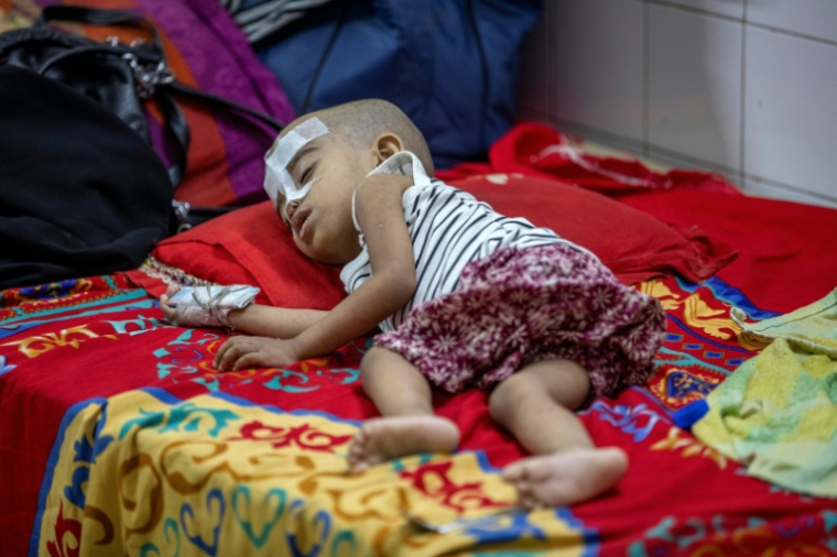 Un enfant atteint de la rougeole à l'hôpital Shishu à Dacca le 6 mai 2026 ( AFP / Salahuddin AHMED )