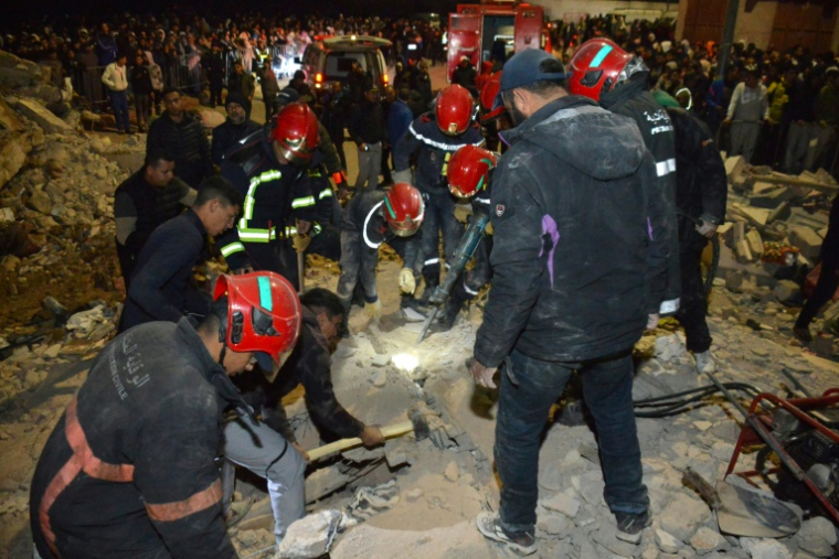Des secouristes fouillent les décombres de deux immeubles qui se sont effondrés à Fès, au Maroc, dans la nuit du 9 au 10 décembre 2025 ( AFP / Ahmed ALAOUI MRANI )
