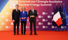 Le président français Emmanuel Macron, la présidente de la Commission européenne Ursula von der Leyen et le directeur général de l'AIEA Rafael Grossi, à Boulogne-Billancourt près de Paris, le 10 mars 2026  ( POOL / Abdul Saboor )