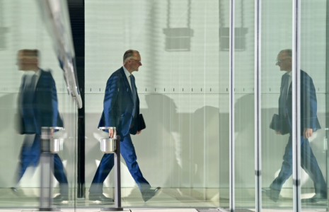 Le leader de la CDU et futur chancelier allemand, Friedrich Merz, arrive à une réunion au Bundestag, le 17 mars 2025, à Berlin ( AFP / John MACDOUGALL )