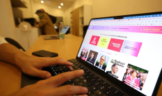 Une personne vote en ligne pour la primaire de la gauche sociale-démocrate à Paris, le 9 octobre 2026 ( AFP / MEHDI FEDOUACH )