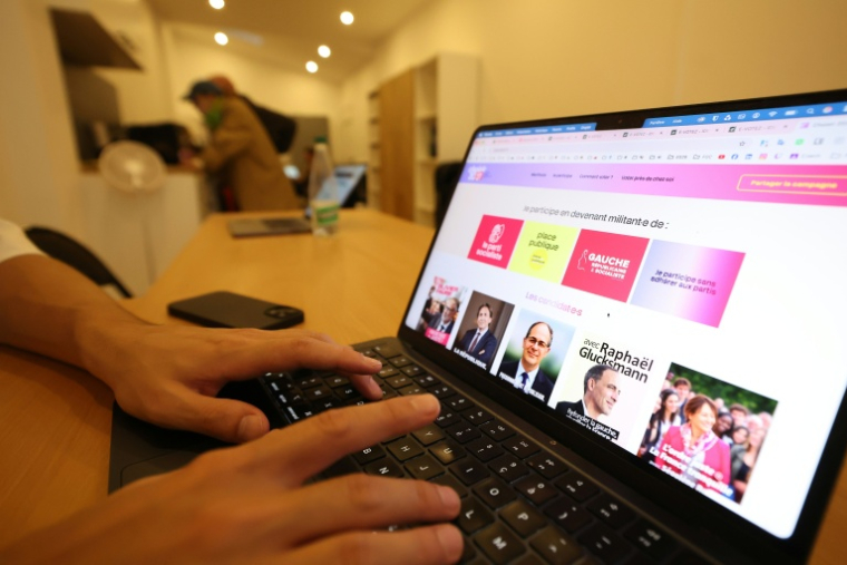 Une personne vote en ligne pour la primaire de la gauche sociale-démocrate à Paris, le 9 octobre 2026 ( AFP / MEHDI FEDOUACH )