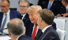Le chancelier allemand Friedrich Merz, le Premier ministre britannique Keir Starmer, le président américain Donald Trump et le président français Emmanuel Macron au sommet du G7, à Évian, le 17 juin 2026 ( AFP / Ludovic MARIN )
