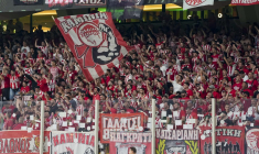 Les supporters de l'Olympiakos mettent le feu au Pirée pour les 100 ans du club