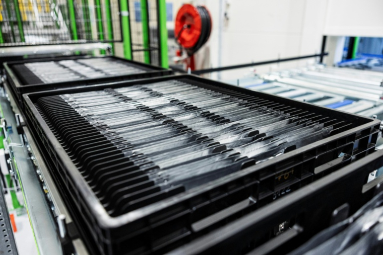 Cellules d'un module de batterie électrique exposées le 13 novembre 2025 dans l'usine du fabricant de batteries lithium-ion pour véhicules électriques AESC (Automotive Energy Supply Corporation), à Lambres-lez-Douai ( AFP / Sameer Al-DOUMY )