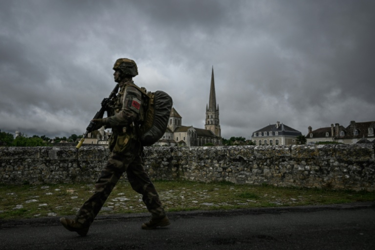 Un membre du 2e régiment étranger de parachutistes (2e REP) de la Légion étrangère prend part à l'exercice LIBECCIU 2026 à Saint-Savin, dans la Vienne, le 17 mai 2026 ( AFP / Philippe LOPEZ )