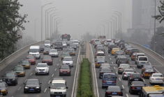 Des véhicules sont bloqués dans un trafic dense sur le troisième périphérique de Pékin