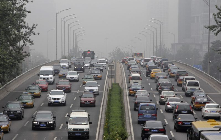 Des véhicules sont bloqués dans un trafic dense sur le troisième périphérique de Pékin