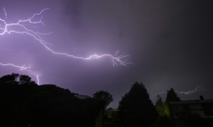Dix départements du Centre et du Nord-Est, dont neuf sont déjà en vigilance orange pour canicule, sont en vigilance orange pour des orages  ( AFP / Sameer Al-DOUMY )