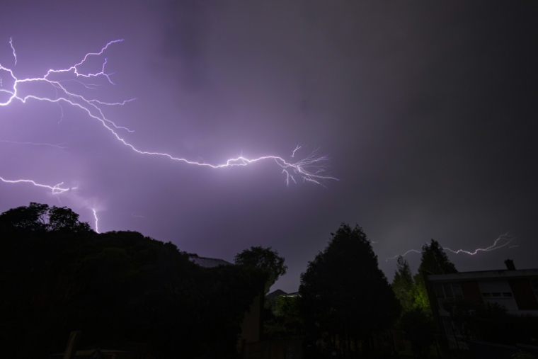Dix départements du Centre et du Nord-Est, dont neuf sont déjà en vigilance orange pour canicule, sont en vigilance orange pour des orages  ( AFP / Sameer Al-DOUMY )