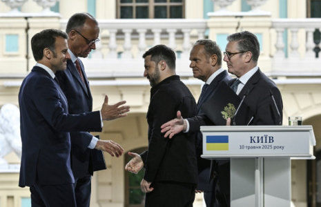 (g-d) Le président français Emmanuel Macron, le chancelier allemand Friedrich Merz, le président ukrainien Volodymyr Zelensky, le Premier ministre polonais Donald Tusk et le Premier ministre britannique Keir Starmer se serrent la main après leur conférence de presse conjointe à Kiev, le 10 mai 2025 ( AFP / Genya SAVILOV )