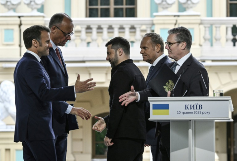 (g-d) Le président français Emmanuel Macron, le chancelier allemand Friedrich Merz, le président ukrainien Volodymyr Zelensky, le Premier ministre polonais Donald Tusk et le Premier ministre britannique Keir Starmer se serrent la main après leur conférence de presse conjointe à Kiev, le 10 mai 2025 ( AFP / Genya SAVILOV )