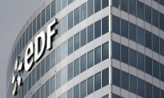 Photo d'archive du logo d'EDF sur un immeuble du quartier de La Défense à Paris