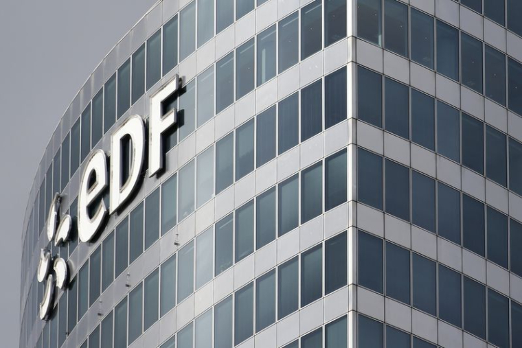 Photo d'archive du logo d'EDF sur un immeuble du quartier de La Défense à Paris
