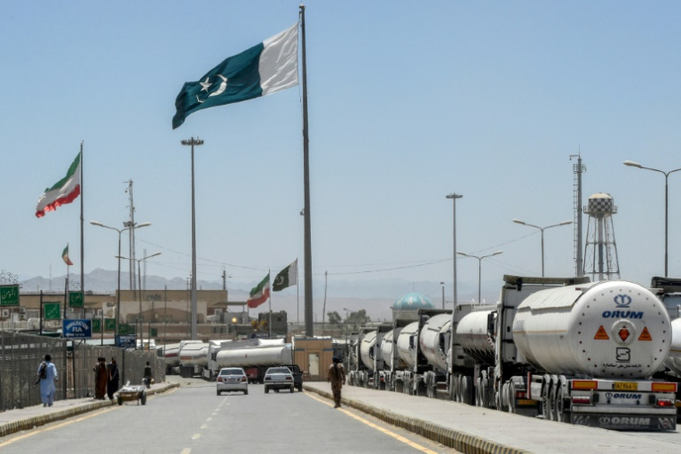 Des camions-citernes iraniens bloqués à la frontière fermée suite au conflit israélo-iranien - 18 juin 2025, Taftan (Baloutchistan) ( AFP / Banaras KHAN )