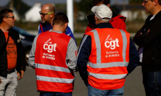 Des syndicalistes de la CGT devant la raffinerie TotalEnergies à Donges