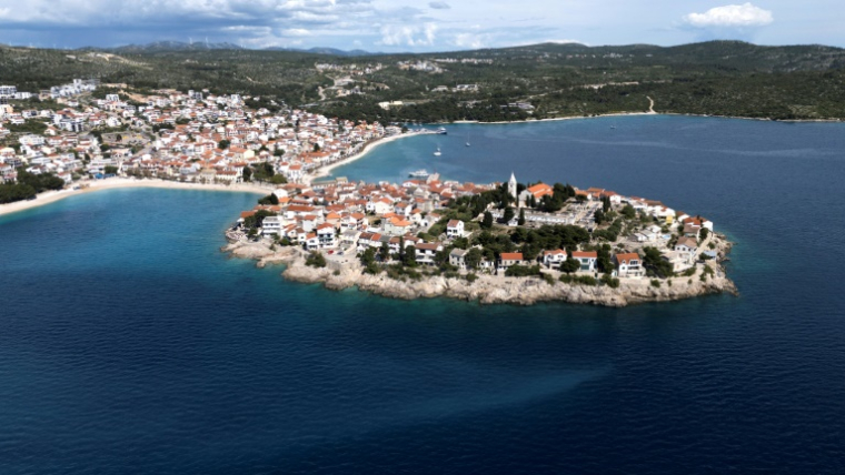 Vue aérienne des plages artificielles le long de la côte à Primosten, le 9 mai 2025 en Croatie ( AFP / ELVIS BARUKCIC )