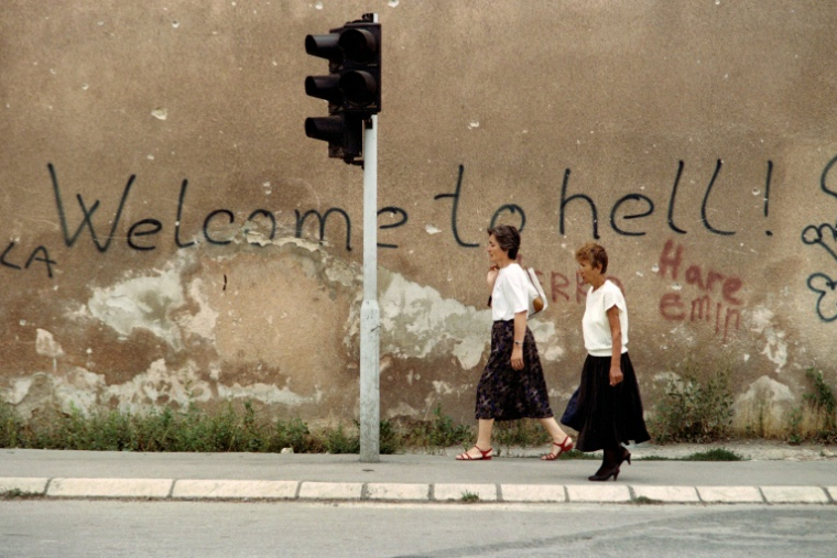 "Bienvenue en enfer", est-il inscrit sur le mur de cette rue de Sarajevo, le 24 août 1993, alors que des tireurs visaient les passants  ( AFP / GABRIEL BOUYS )