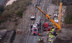 Les services d'urgence et les enquêteurs sur le site de la collision ferroviaire à Adamuz en Espagne le 20 janvier 2026 ( AFP / JORGE GUERRERO )