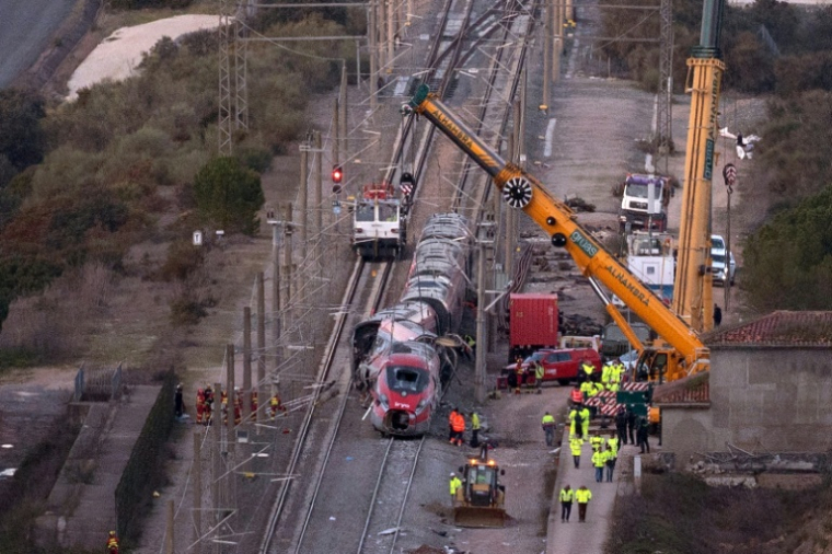 Les services d'urgence et les enquêteurs sur le site de la collision ferroviaire à Adamuz en Espagne le 20 janvier 2026 ( AFP / JORGE GUERRERO )