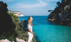 Entre 2014 et 2017, le nombre de femmes voyageant seules a doublé, portant à 37% la proportion de voyageurs solitaires dans le monde aujourd'hui. (crédit: Adobe Stock)