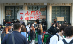 Des lycéens rassemblés devant le lycée Hélène-Boucher, le 2 octobre 2026 à Paris  ( AFP / Thomas SAMSON )