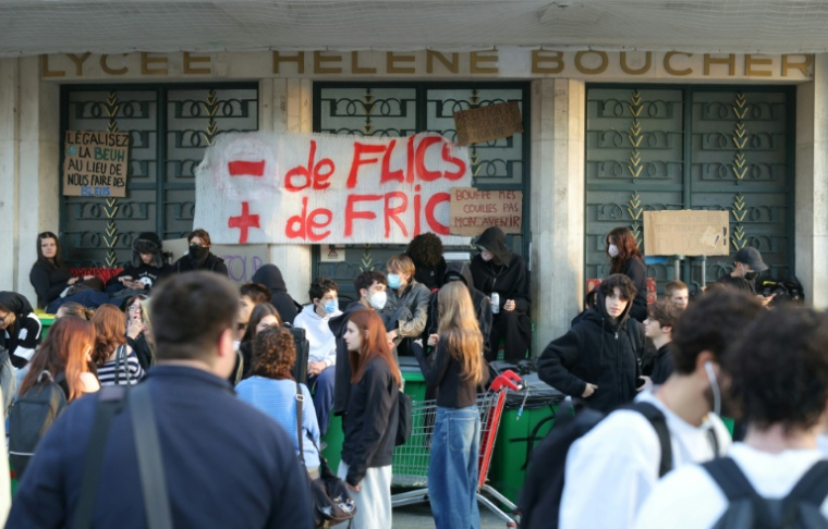 Des lycéens rassemblés devant le lycée Hélène-Boucher, le 2 octobre 2026 à Paris  ( AFP / Thomas SAMSON )