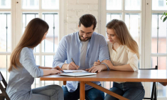 Bon de visite en immobilier : un document clé mais souvent mal compris / iStock.com -  fizkes