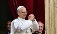 Le pape Léon XIV fait un geste en direction de la foule de fidèles depuis le balcon de la basilique Saint-Pierre au Vatican après la prière Regina Caeli, le 11 mai 2025 ( AFP / Tiziana FABI )