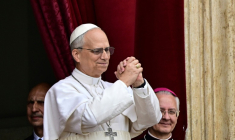 Le pape Léon XIV fait un geste en direction de la foule de fidèles depuis le balcon de la basilique Saint-Pierre au Vatican après la prière Regina Caeli, le 11 mai 2025 ( AFP / Tiziana FABI )