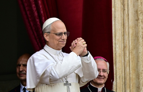 Le pape Léon XIV fait un geste en direction de la foule de fidèles depuis le balcon de la basilique Saint-Pierre au Vatican après la prière Regina Caeli, le 11 mai 2025 ( AFP / Tiziana FABI )