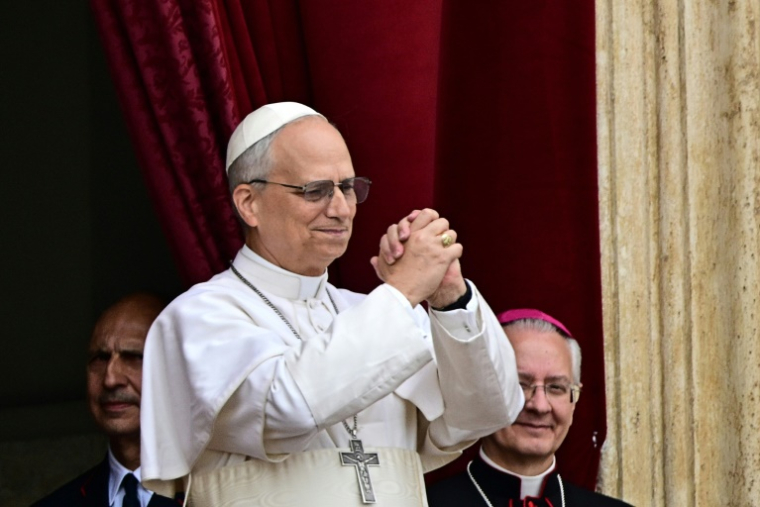 Le pape Léon XIV fait un geste en direction de la foule de fidèles depuis le balcon de la basilique Saint-Pierre au Vatican après la prière Regina Caeli, le 11 mai 2025 ( AFP / Tiziana FABI )