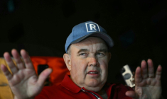 Candidat à la présidentielle au Pérou pour le parti Renovación Popular, Rafael Lopez Aliaga fait un geste lors d’une manifestation dénonçant une fraude présumée après les résultats de l’élection, devant le siège du Jury national des élections (JNE) à Lima, le 14 avril 2026 ( AFP / ERNESTO BENAVIDES )