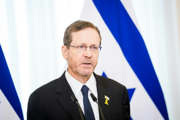 Le président israélien Isaac Herzog à Riga, le 5 août 2025 lors d'une visite en Lettonie ( AFP / Gints Ivuskans )