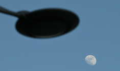 Faut-il rallumer les réverbères ? ( AFP / Roslan Rahman )