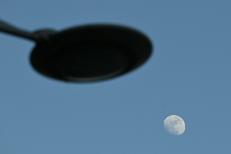 Faut-il rallumer les réverbères ? ( AFP / Roslan Rahman )