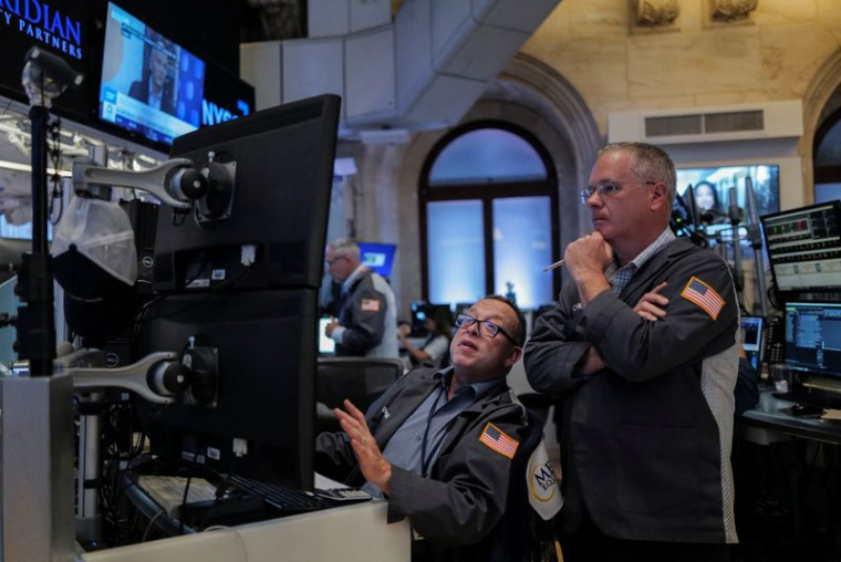 Des traders travaillent à la Bourse de New York (NYSE)