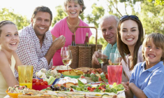 Le législateur ne fixe pas de seuil à partir duquel on parle de donation. La limite à ne pas dépasser s’apprécie au cas par cas en fonction de la fortune de la personne qui donne. (© Phovoir)