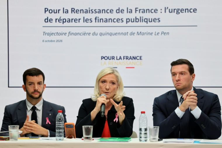 Marine Le Pen, entourée par Jean-Philippe Tanguy, à gauche, et Jordan Bardella, à droite, présente le programme budgétaire du RN, le 6 octobre 2026 à Paris ( AFP / MEHDI FEDOUACH )
