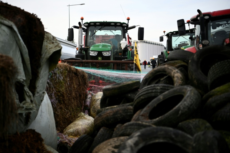 Des agriculteurs bloquent un dépôt pétrolier lors d'une manifestation contre l'accord UE-Mercosur et la gestion par le gouvernement de l'épidémie de dermatite nodulaire contagieuse (DNC), sur le port de La Pallice à La Rochelle, le 12 janvier 2026 ( AFP / Christophe ARCHAMBAULT )