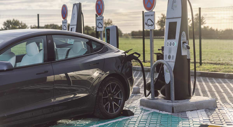 La stratégie : installer des stations de recharge rapide «au milieu de nulle part» en offrant un tarif imbattable grâce ! une JBox qui stocke l'électricité produite par des sources d'énergie renouvelable. (© NW)